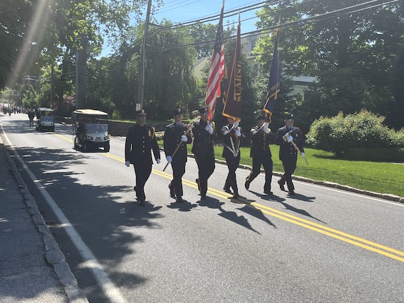 Veterans_w_Flags_Mem