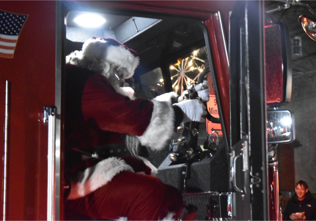 Santa_Gets_a_Lift_from_SFD